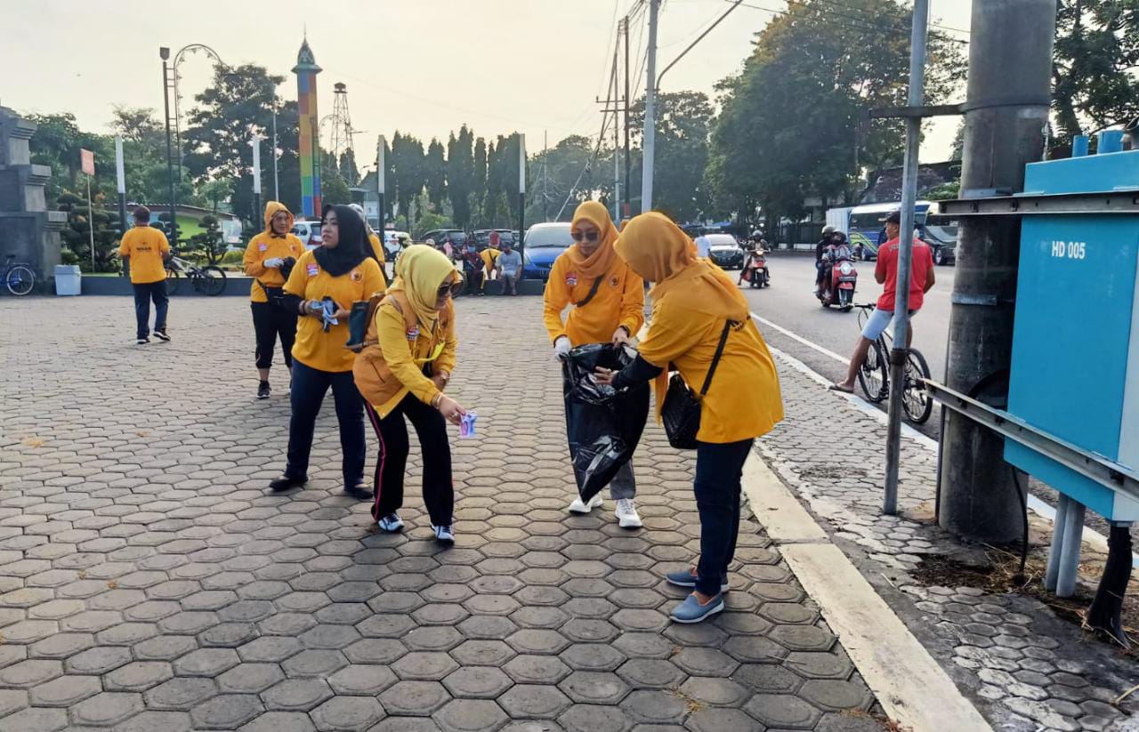 Peduli Kebersihan Kota Santri, Ormas MKGR Bersih-Bersih Alun-Alun Jombang