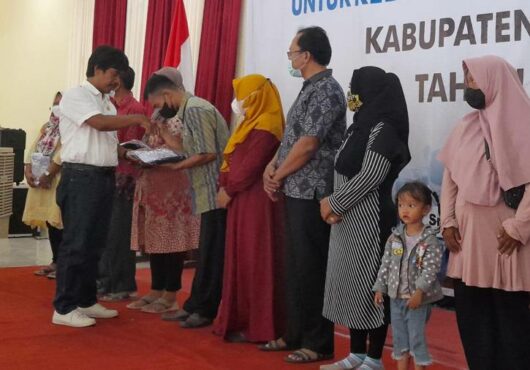 Unik! Legislator Golkar Sragen Ini Bagikan Gratis Seragam Sekolah Hingga Habiskan Dana Aspirasi Rp.1,44 Miliar