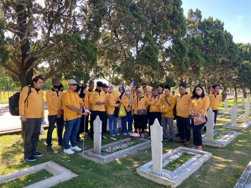 HUT Ke-63, Bambang Hermanto Pimpin Ormas MKGR Jabar Ziarah Makam di TMP Cikutra Bandung