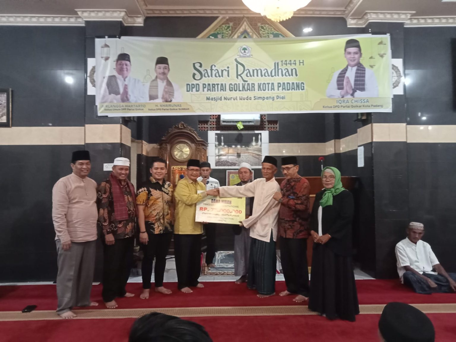 Gelar Safari Ramadhan, Fraksi Partai Golkar DPRD Kota Padang Serahkan Hibah Rp.75 Juta Untuk Pembangunan Masjid