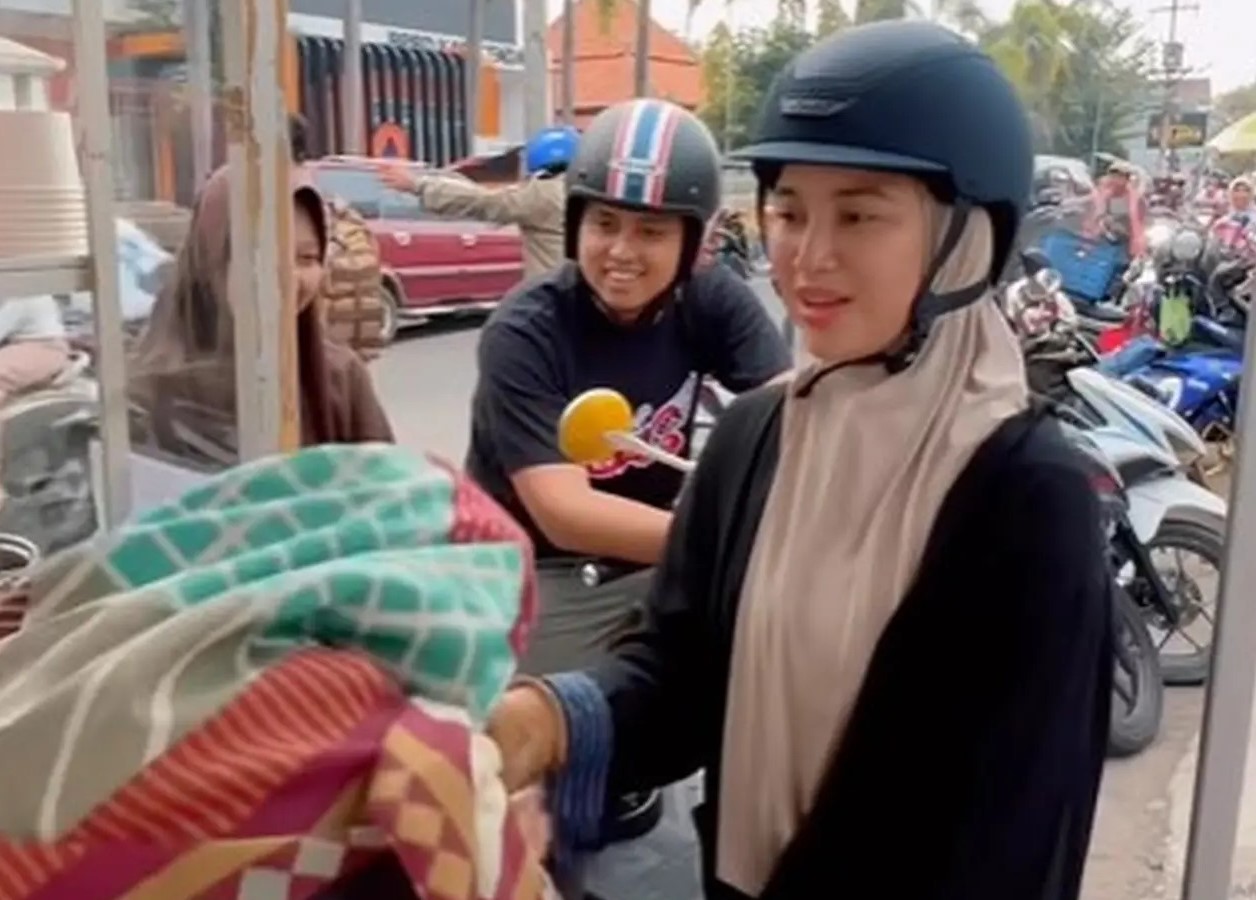 Gunakan Vespa Kuning, Ini Gaya Dico Ganinduto dan Chacha Frederica Ngabuburit Keliling Kendal