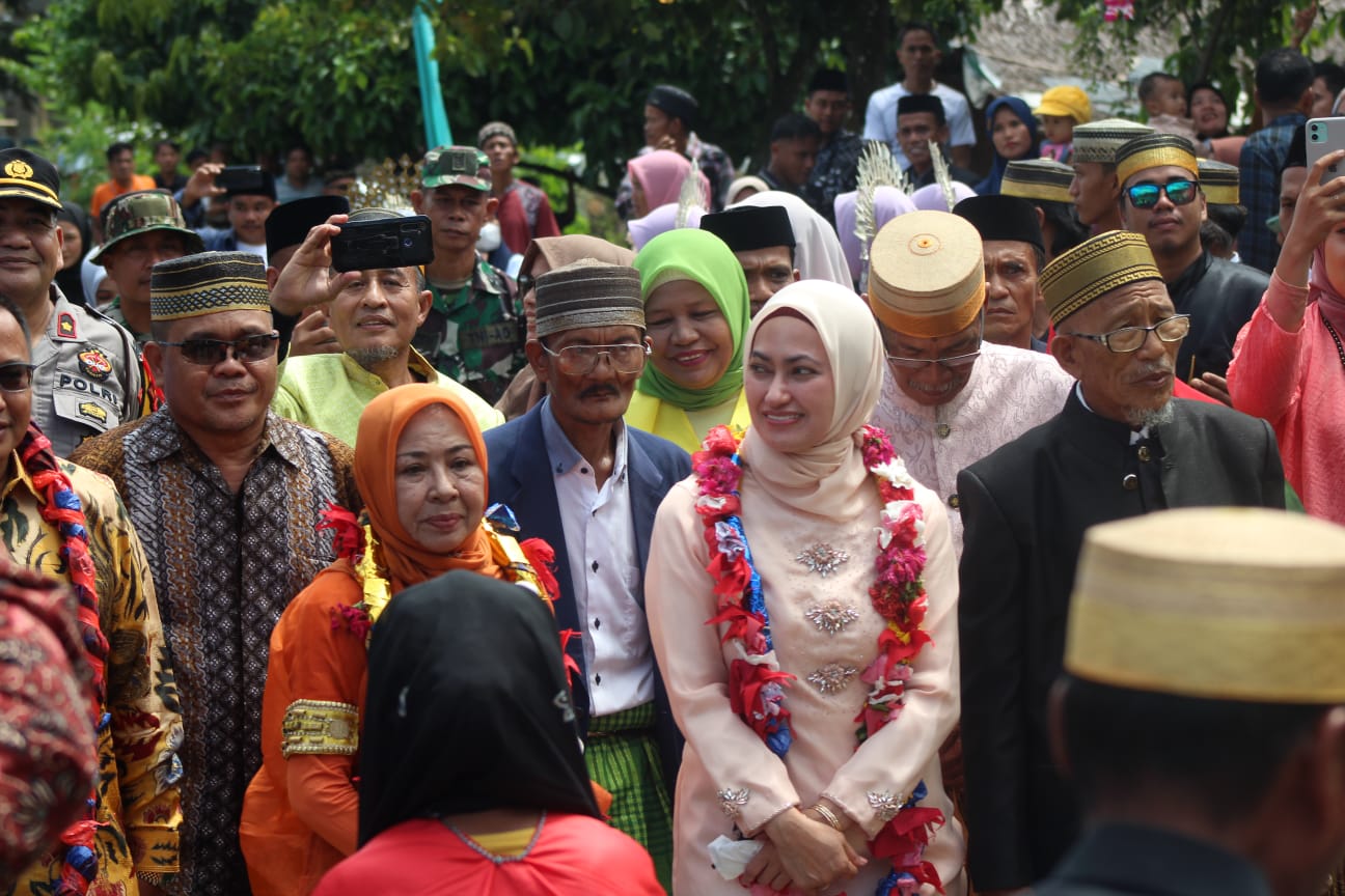 Peresmian Rumah Adat Kombong di Pitu Masapi Oleh Bupati Indah Putri Indriani Berlangsung Meriah