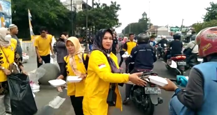 Kerahkan IIPG dan KPPG, Golkar Karawang Bagikan Ratusan Nasi Box Untuk Pengguna Jalan