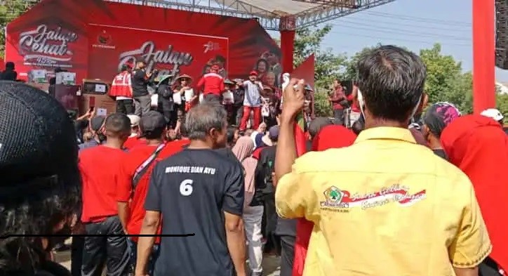 Tanda-Tanda Zaman! Banyak Orang Berbaju Partai Golkar di Acara Gerak Jalan PDIP Solo