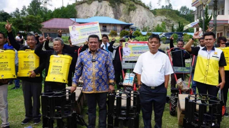 Lamhot Sinaga Serahkan Alsintan Untuk Masyarakat Parmonangan Tapanuli Utara