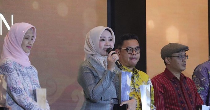 'Sekoper Cinta' Atalia Praratya Diganjar Anugerah Penghargaan Figur Teladan detikJabar Awards 2023