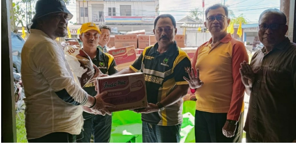 Partai Golkar Kalbar Salurkan Ratusan Paket Sembako Untuk Warga Korban Banjir di Desa Lumbang