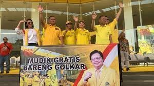 Hamka B Kady Dampingi Sekjen Lodewijk F Paulus Lepas Rombongan Mudik Gratis Partai Golkar