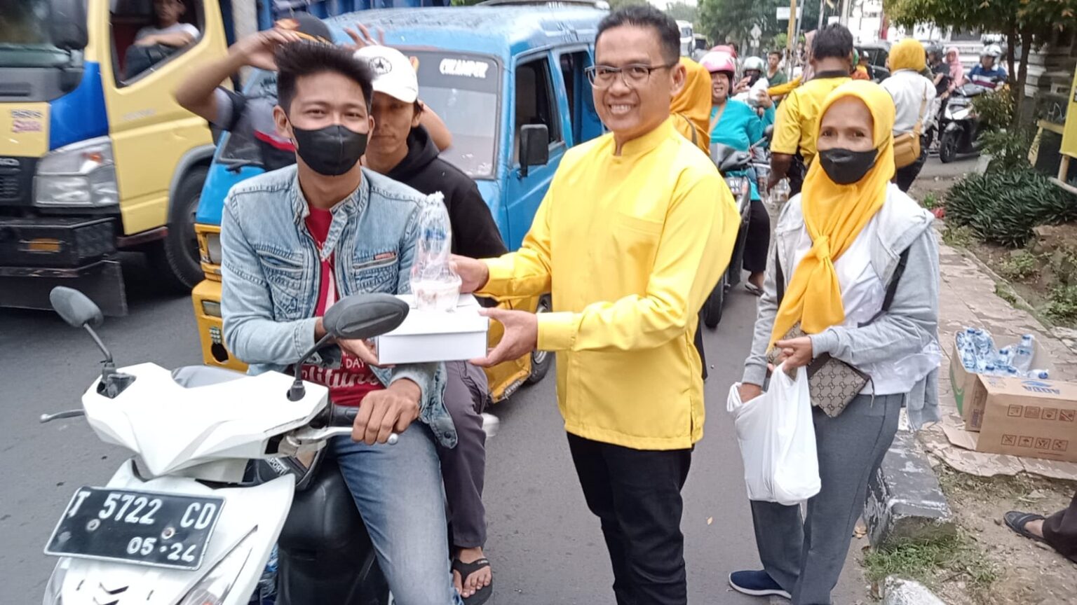 Maula Akbar Pimpin Golkar Purwakarta Bagi Ribuan Paket Takjil Untuk Pengendara