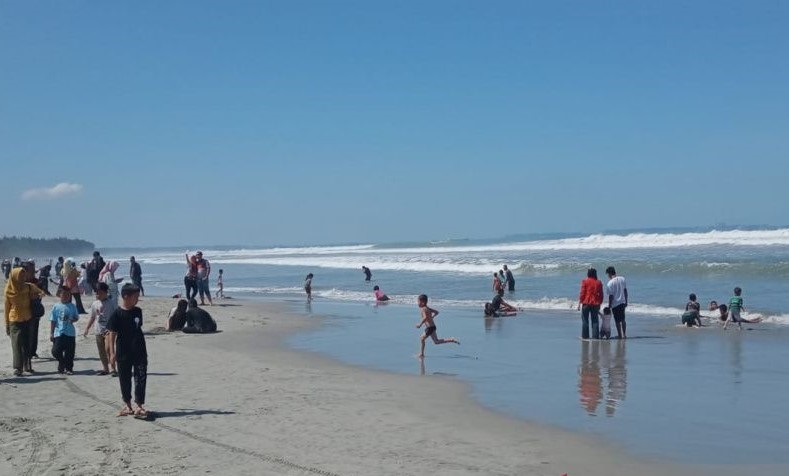 Rohidin Mersyah Imbau Wisatawan di Bengkulu Tak Berenang di Laut