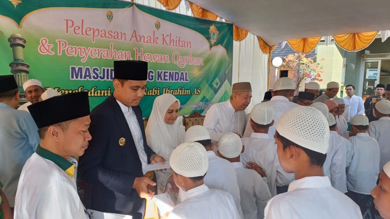 Bukan Potong Hewan Kurban, Usai Shalat Id Dico Ganinduto Sambangi Khitanan Massal 150 Anak Kendal