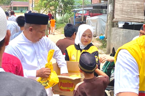 Jumat Berkah, Akhmad Ma’ruf Maulana Pimpin Golkar Kepri Bagikan Ratusan Paket Sembako