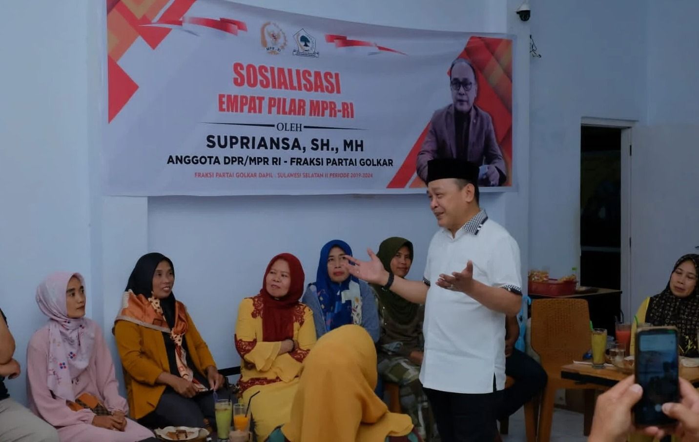 Unik! Supriansa Gelar Sosialisasi 4 Pilar Kebangsaan di Warkop AR Watansoppeng