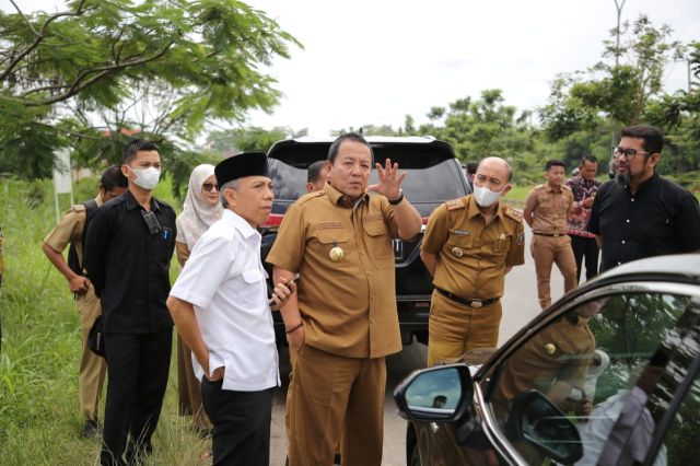 Arinal Djunaidi Tinjau Langsung Pembangunan Gerbang Selamat Datang di Pintu Tol Kota Baru Lampung