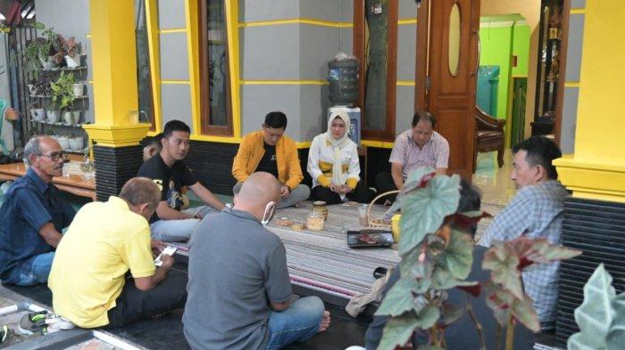 Wakil Sekretaris Golkar Jabar Metty Triantika Beri Sembako Pada Korban Banjir di Cianjur