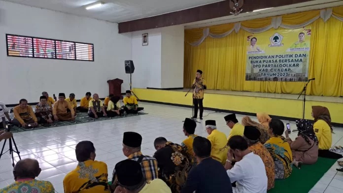 Sindy Syakir Bersama Pengurus Golkar Cilacap Berbagi Ribuan Takjil Untuk Berbuka