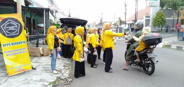 Saw Tresna Septiani Pimpin KPPG Kuningan Berbagi Takjil Untuk Ratusan Supir Angkot dan Ojol