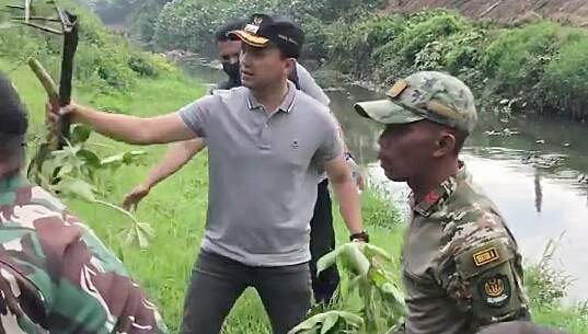 Wakil Bupati Bandung Sahrul Gunawan dan TNI Bahu Membahu Bersihkan Sampah di DAS Citarum