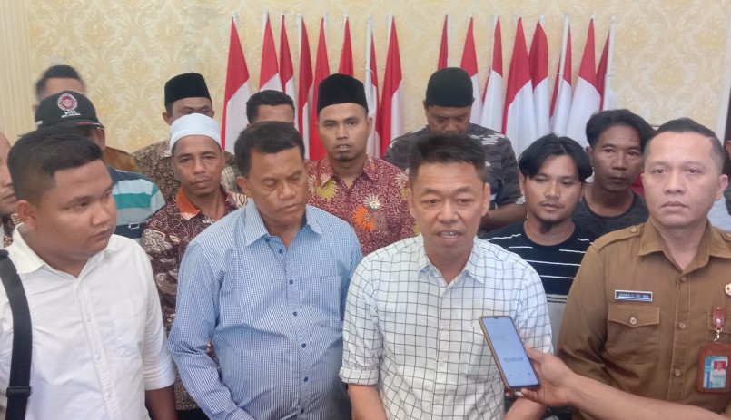 Bupati Rohil Afrizal Sintong Serahkan Bantuan Bagi Pekerja Kayu Yang Kehilangan Mata Pencaharian