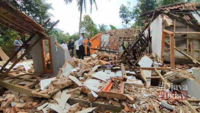 Agun Gunandjar Sudarsa Tinjau Lokasi Bencana Pergerakan Tanah di Ciamis