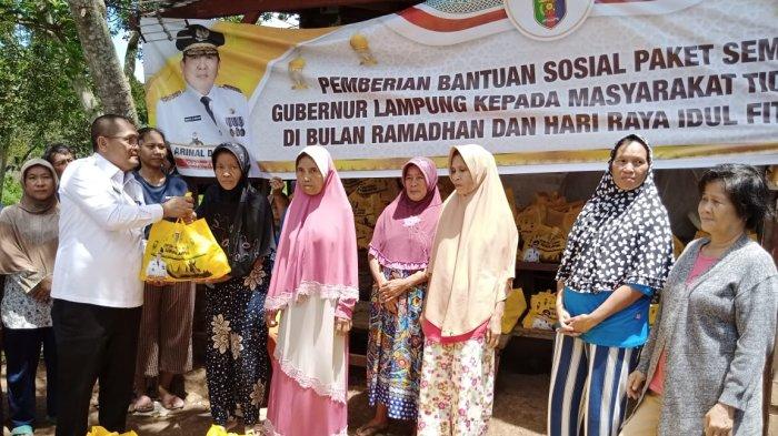 Gubernur Lampung Arinal Djunaidi Bagikan Ratusan Paket Sembako Untuk Masyarakat di Negeri Olok Gading