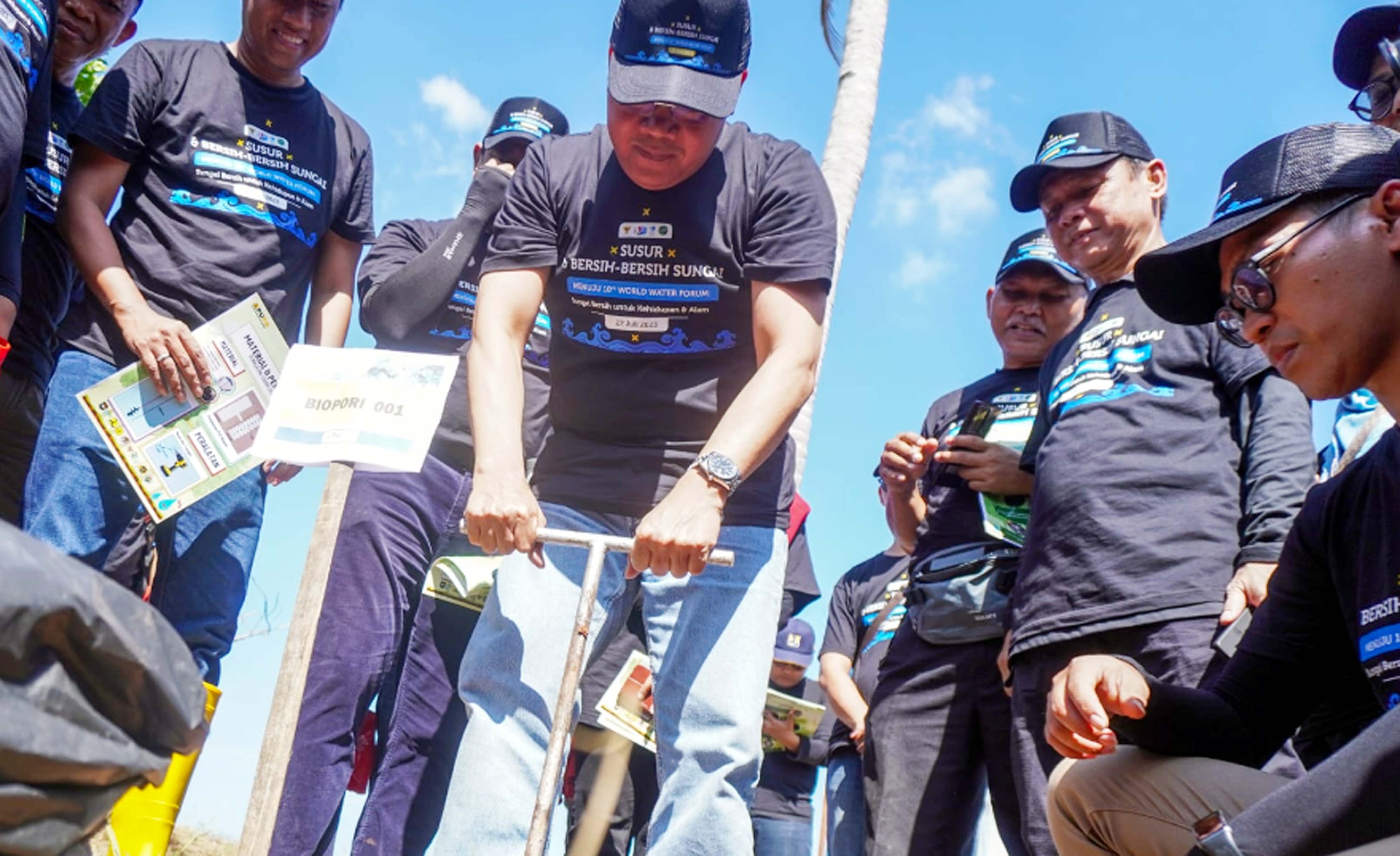 Hari Sungai Nasional, Rohidin Mersyah Angkat 1,6 Ton Sampah Dari Muara Sungai Bengkulu