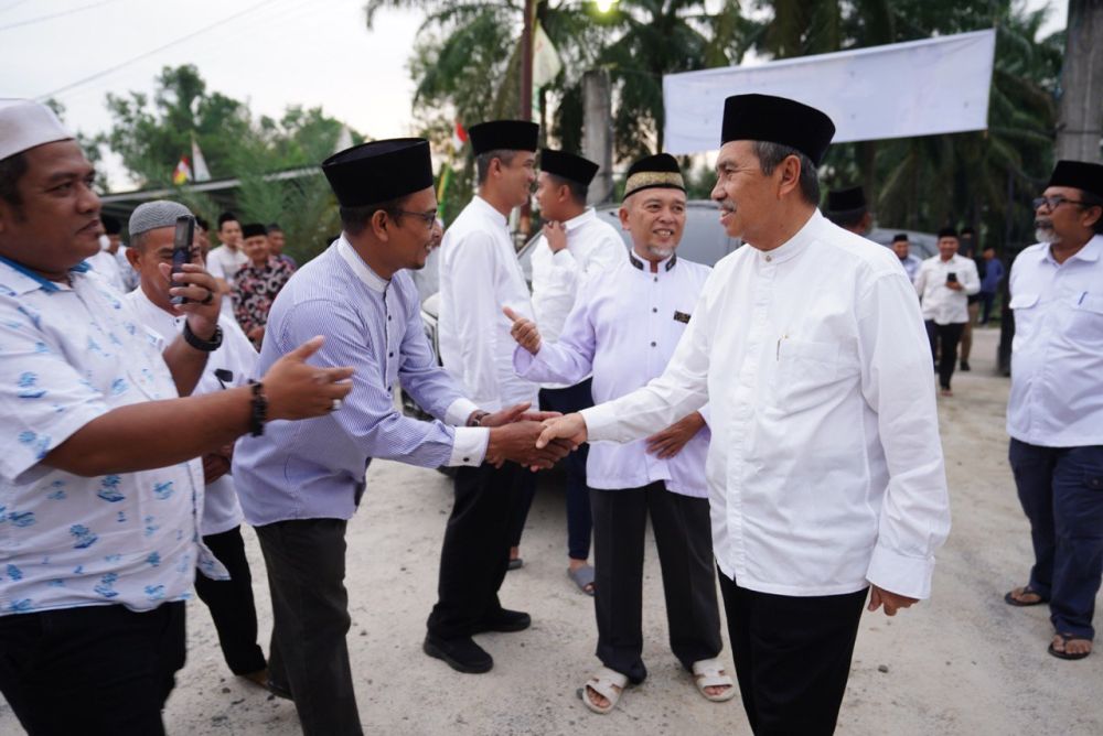 Jamaah Masjid Miftahul Huda Bathin Solapan Sambut Hangat Kedatangan Gubri Syamsuar