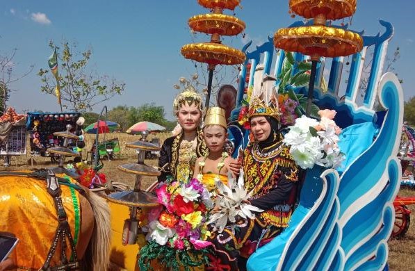 Bupati Aditya Halindra Terpesona Karnaval Seni Budaya Blewah Banaran Tuban