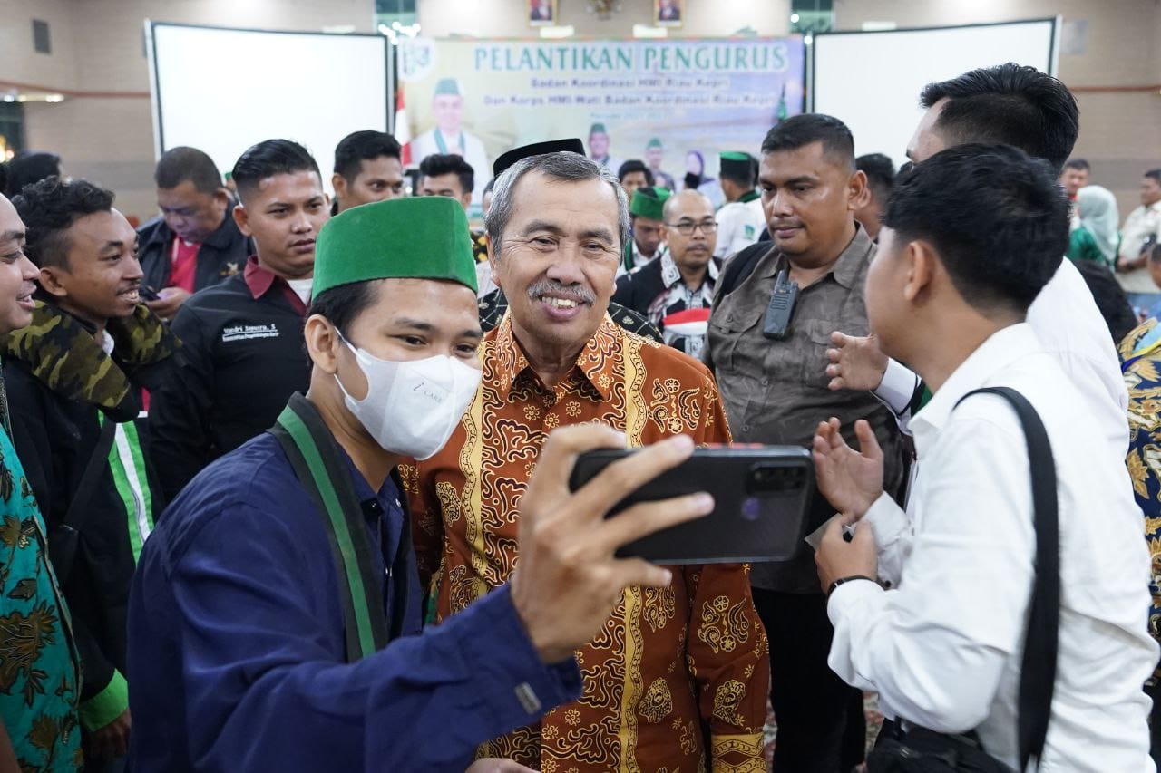 Hadiri Pelantikan HMI Badko Riau-Kepri, Gubri Syamsuar Jadi Primadona, Ratusan Mahasiswa Berebut Swafoto