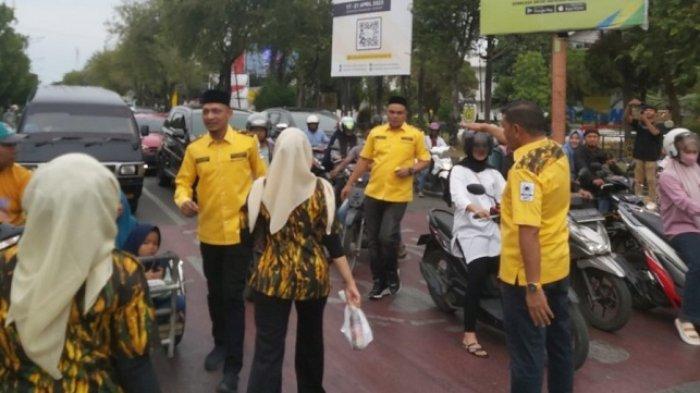 Ilham Akbar Pimpin AMPG Aceh Berbagi Takjil Bagi Pengguna Jalan di Banda Aceh