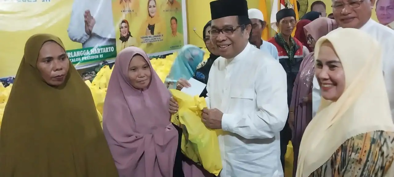 Dihadiri Ridwan Bae, Golkar Kolaka Bagikan 1.500 Paket Sembako Untuk Masyarakat