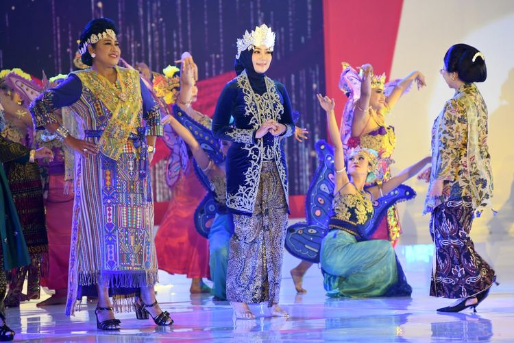 Dukung Perajin Indonesia, Atalia Praratya Ikut Acara Fashion Show di HUT Ke-43 Dekranas