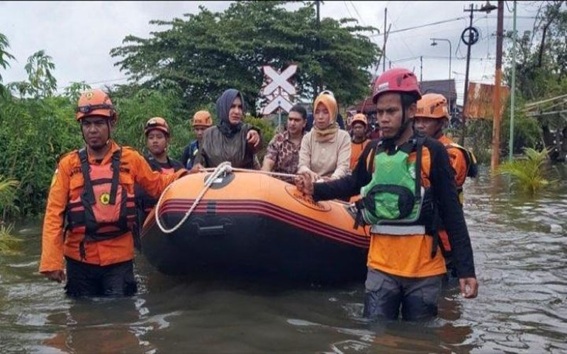 Bupati Fadia Arafiq Blusukan Tinjau Titik-Titik Pengungsian Korban Banjir Pekalongan