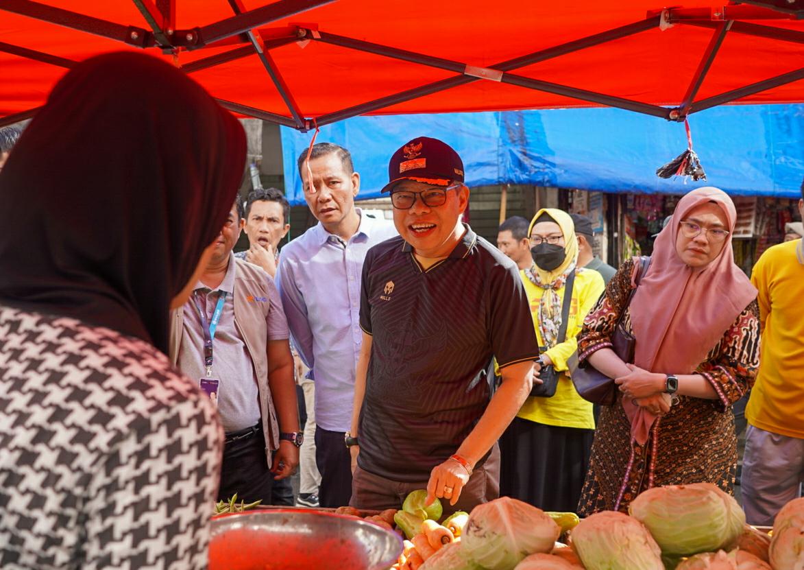 Jelang Nataru, Taufan Pawe Sidak Pantau Harga Komoditas di Pasar Lakessi Parepare