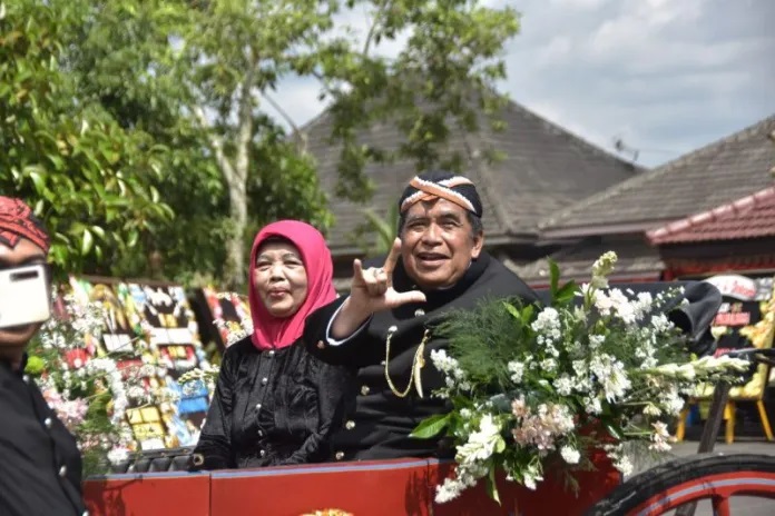 Acungkan Salam Metal, Tenny Juliawati Copot Wabup Purbalingga Sudono Dari Ketua Wanhat Golkar