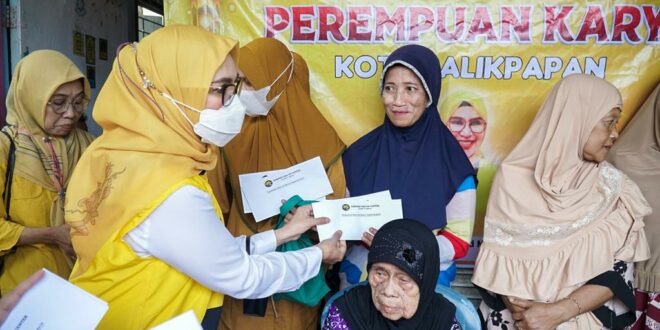 Nurlena Rahmad Mas’ud Pimpin Kader KPPG Bagi Sembako Ramadhan Untuk Warga di Balikpapan Timur