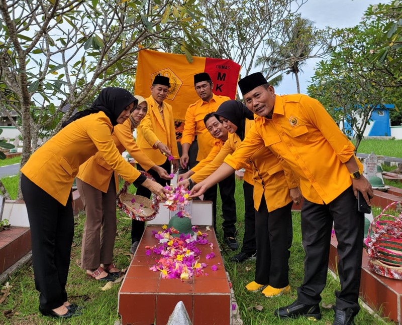 HUT ke-63, Ormas MKGR Banten Tabur Bunga ke Makam Sesepuh Partai Golkar