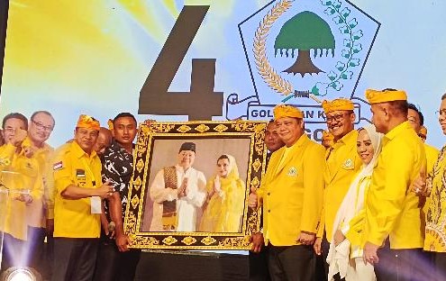 Wayan Suyasa Serahkan Lukisan Bergambar Ketua Umum Partai Golkar Airlangga Hartarto di Rakornis Bali