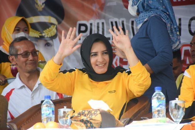 Bupati Fadia Arafiq Berikan Motivasi dan Pesan Semangat Kepada Peserta Karnaval Hari Santri Nasional di Pekalongan