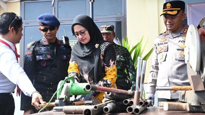 Tekan Angka Kriminalitas, Indah Putri Indriani Musnahkan Senjata Rakitan di Polres Luwu Utara