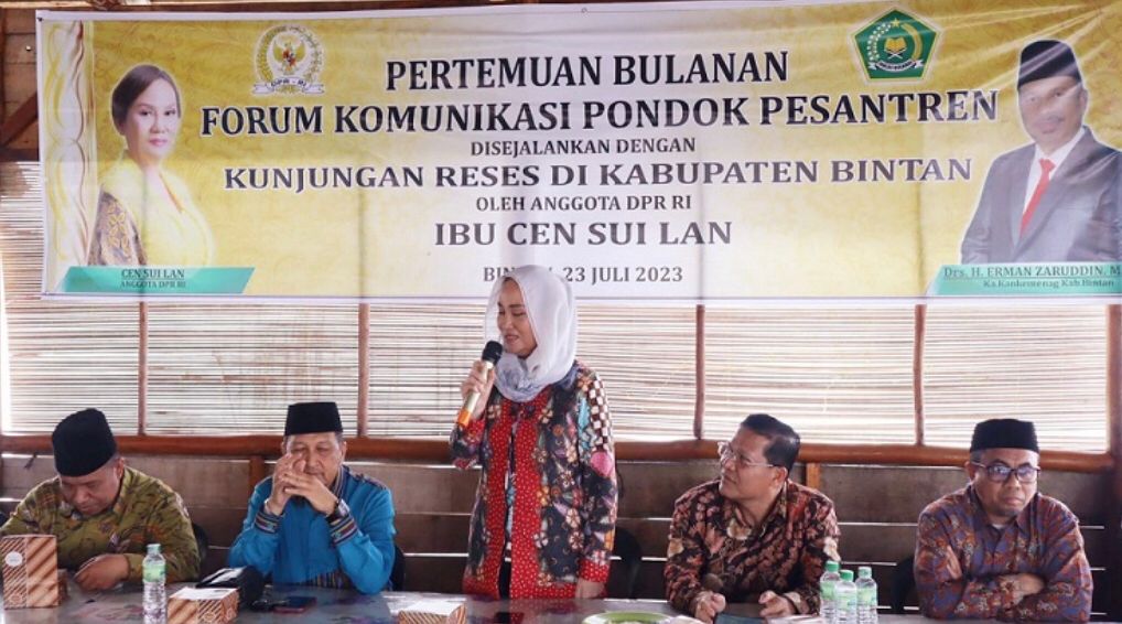 Peduli Pendidikan, Cen Sui Lan Berikan Bantuan 10 Pondok Pesantren di Bintan