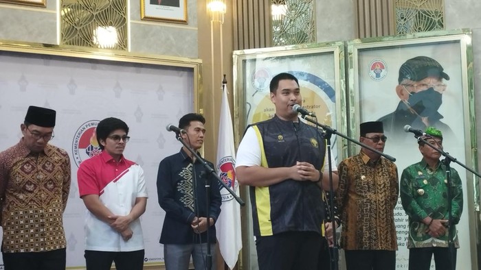 Menpora Dito Ariotedjo Beri Penghargaan RAD Kemenpora Untuk 8 Kepala Daerah