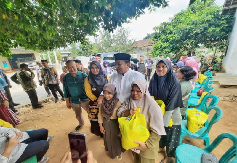 Arinal Djunaidi Berikan Bantuan Kursi Roda Untuk Masyarakat Difabel di Kota Metro