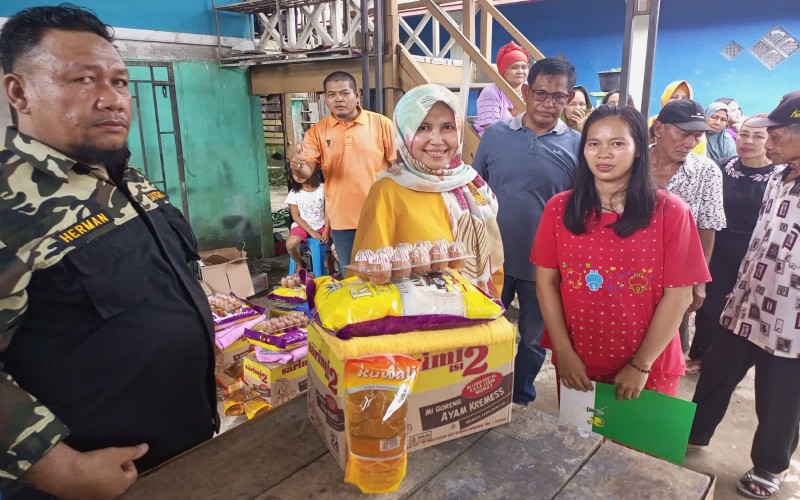 Dyah Kumala Dewi Pimpin KPPG Kota Jambi Salurkan Bantuan Untuk Korban Kebakaran di Legok, Sipin