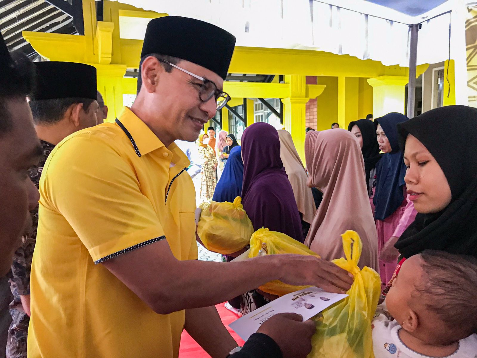 Ramadhan Peduli, Mohan Roliskana Pimpin Golkar NTB Bagikan 500 Paket Sembako