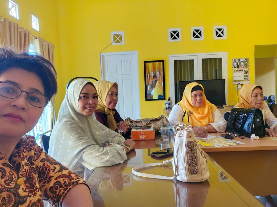 Erna Wilianti: Partai Golkar Riau Berbagi Takjil dan Sembako Selama Ramadhan