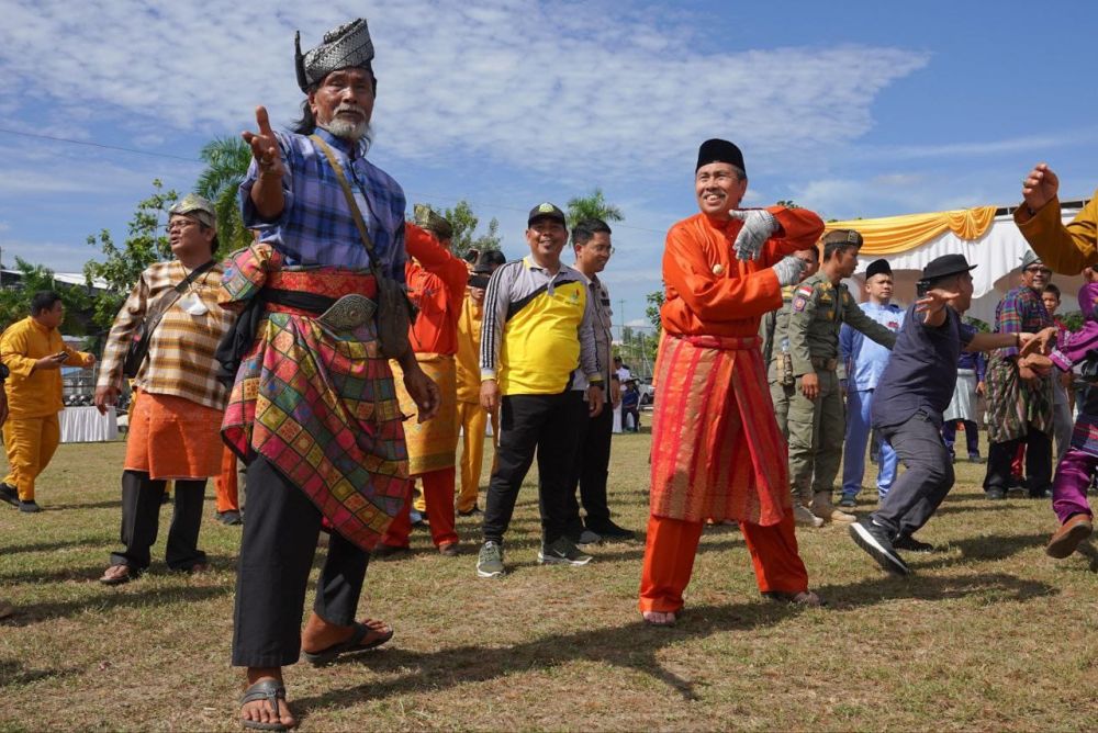 Sambut HUT Ke-66 Riau, Gubri Syamsuar Buka Perlombaan Tradisional Layang-Layang