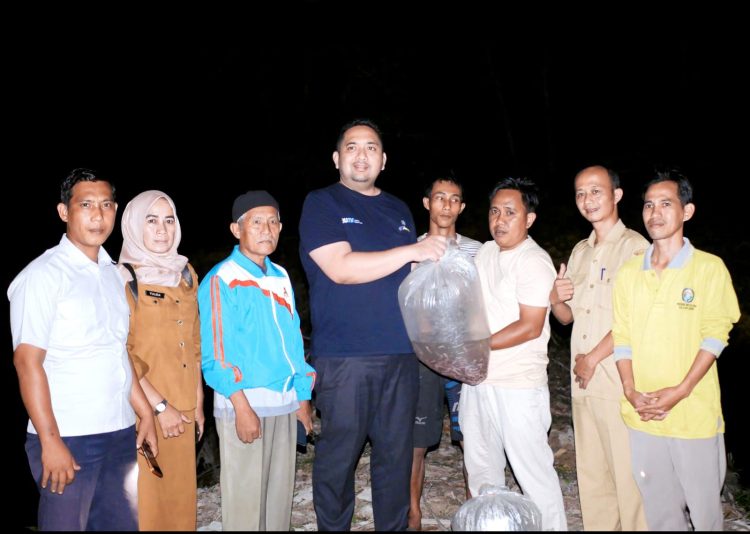 Beri Bantuan Ribuan Bibit Ikan, Pinto Jayanagara Sambangi Kelompok Tani Gurun Tuo Tengah Malam