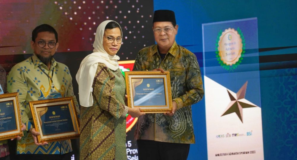 Selamat! Sahbirin Noor Terima Penghargaan Adinata Syariah Tahun 2023 Dari BSI