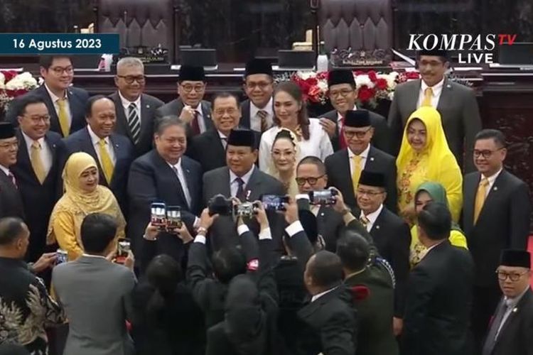 Momen Airlangga Hartarto Akrab Berfoto Bersama Prabowo Subianto di Sidang Tahunan MPR RI